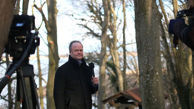 Bischof Tilman Jeremias beim Dreh auf dem Friedhof