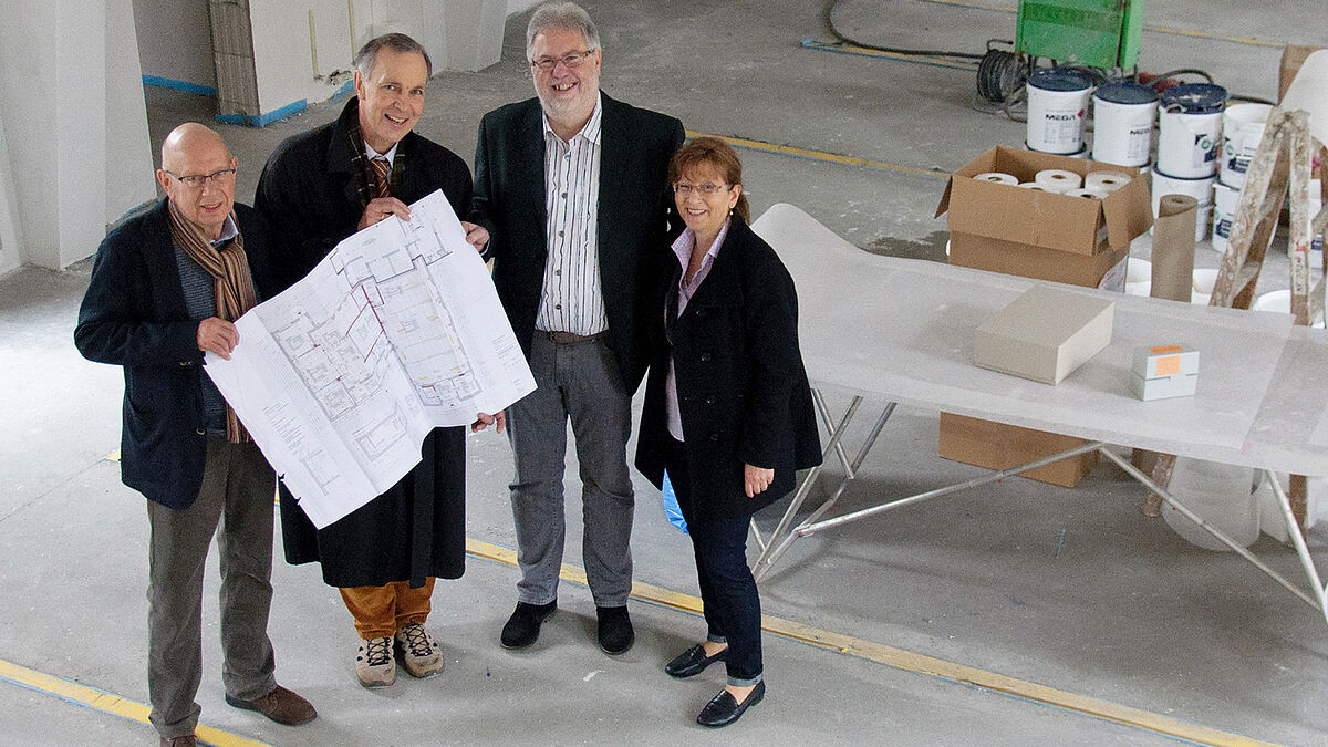 Blick von der ehemaligen Empore in den Kirchsaal. Ende Mai sollen die Umbauarbeiten zum Archiv abgeschlossen sein, freuen sich Rainer Stüben, Stefan Block, Ralf Stolte und Sybille Kaak (v. l.)