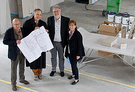 Blick von der ehemaligen Empore in den Kirchsaal. Ende Mai sollen die Umbauarbeiten zum Archiv abgeschlossen sein, freuen sich Rainer Stüben, Stefan Block, Ralf Stolte und Sybille Kaak (v. l.)