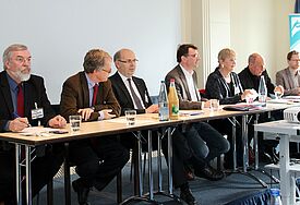 Auf dem Podium diskutierten (v.l.) Rolf Fischer, Dr. Stefan Geiser, Gothart Magaard, Hans-Ulrich Keßler, Marianne Birtler, PD Dr. Ralf Ptak und Thorsten Dittrich