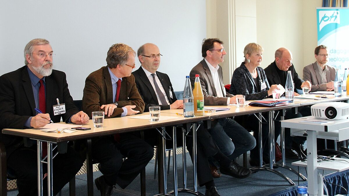 Auf dem Podium diskutierten (v.l.) Rolf Fischer, Dr. Stefan Geiser, Gothart Magaard, Hans-Ulrich Keßler, Marianne Birtler, PD Dr. Ralf Ptak und Thorsten Dittrich