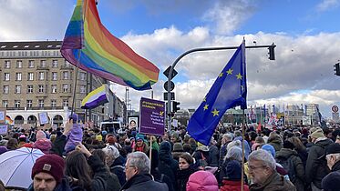 Menschenkette gegen Rechts Hamburg Januar 2025 Blick in Menge