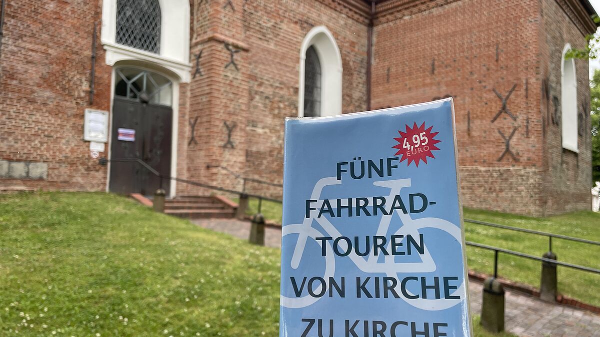Los geht es an der Kirche in Garding. Bester Begleiter: Der Routenführer mit Infos, detaillierter Wegbeschreibung und Karten.