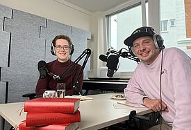 Almut Buchholz und Jaan Thiesen im Podcast-Studio des Kirchenkreises Lübeck-Lauenburg. 
