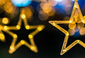 Leuchtende Sterne an einer Lichterkette.