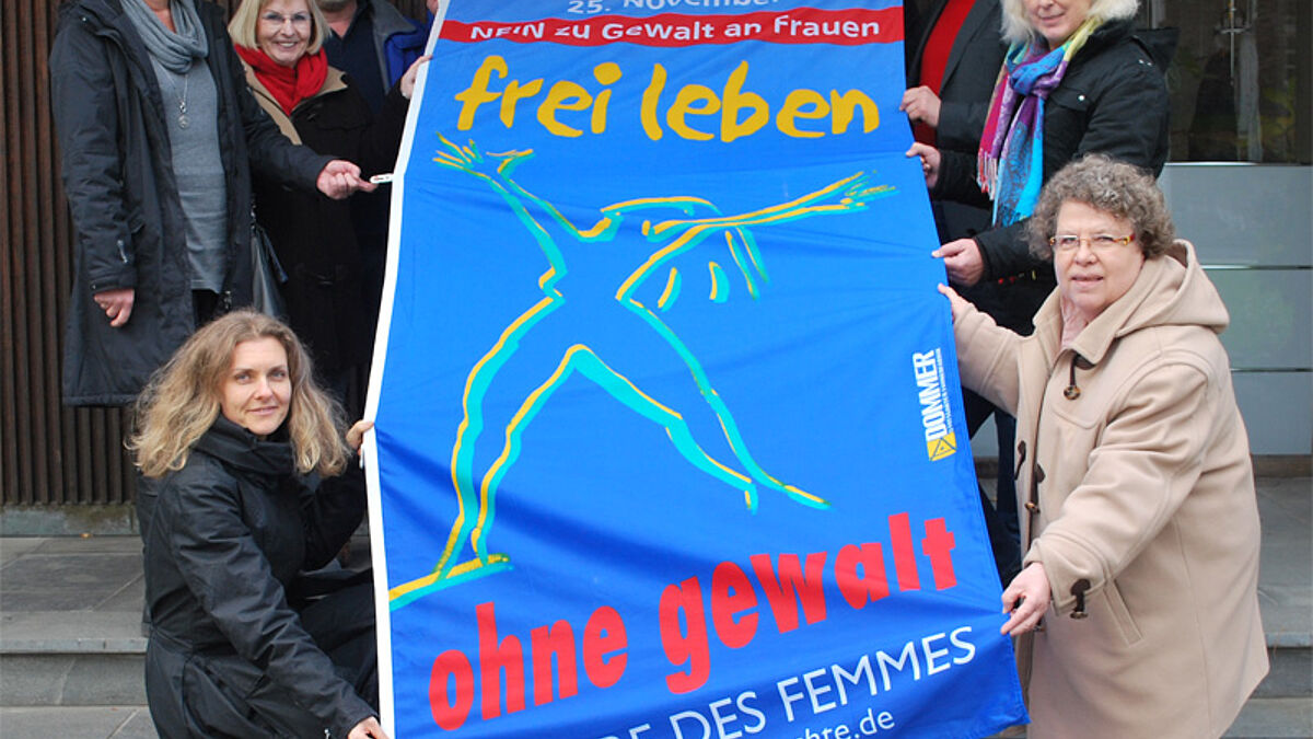 Die Gender- und Gleichstellungsbeauftragten der Nordkirche und der Kirchenkreise halten die Fahne (v.l.: Bettina Hansen, Inge Roßmeißl, Anita Schlums, Peter Scharfenberg, Stephanie Meins, Thomas Schollas, Gudrun Bielitz-Wulff, Elisabeth Ostrowski)