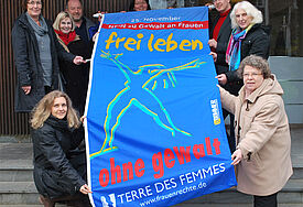 Die Gender- und Gleichstellungsbeauftragten der Nordkirche und der Kirchenkreise unterstützen die Fahnenaktion von 'terre des femmes'