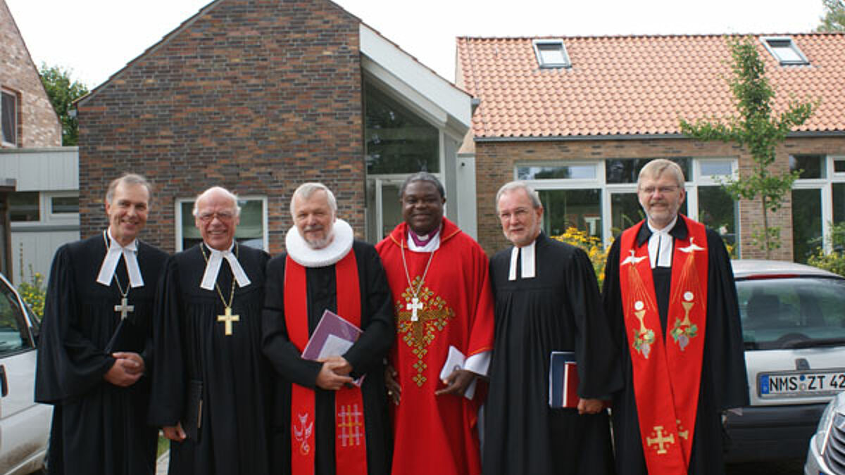 v.l.n.r.: Propst Stefan Block, Landesbischof Gerhard Ulrich, Pastor Volker Schauer, Bischof Alex Malasusa, Direktor Dr. Klaus Schäfer, Pastor Christian Dahl