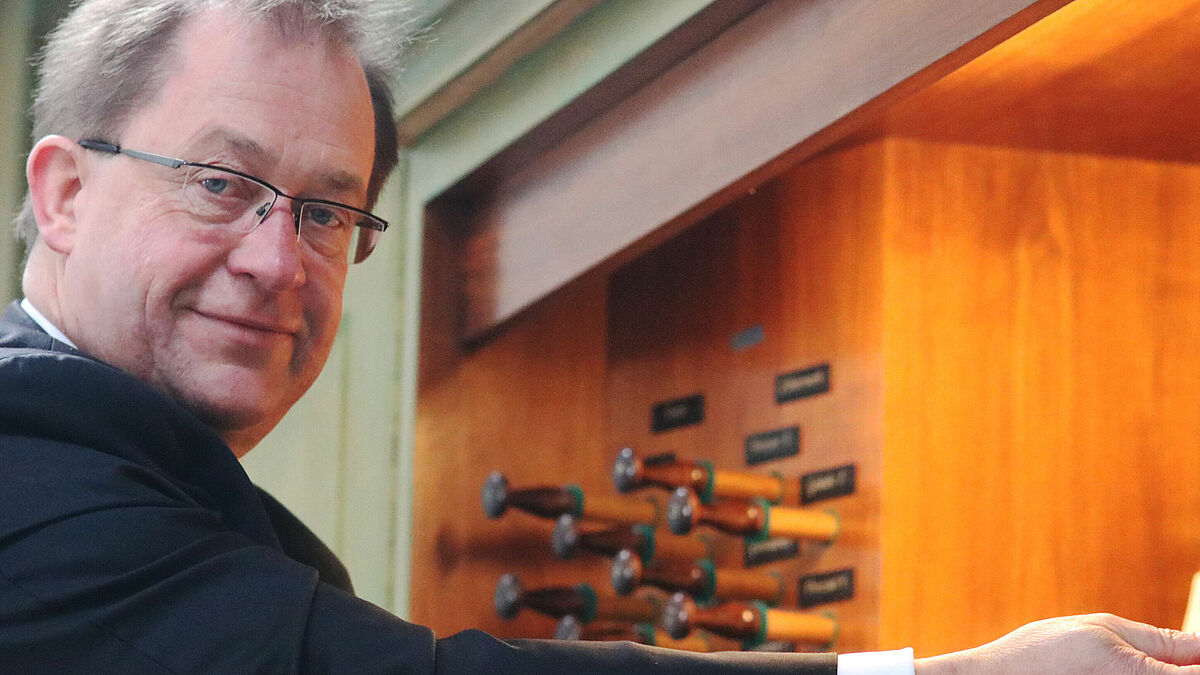 Der künstlerische Leiter der Bachwoche, Professor Frank Dittmer, zieht Register an Orgel des Greifswalder Doms