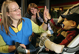 Gimme Five! Auch um die jüngsten Reisenden kümmern sich die Mitarbeiter der Hamburger Bahnhofsmission