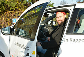 Pastor Lars Wüstefeld mit E-Auto 
