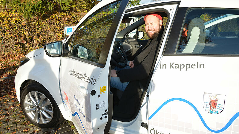 Pastor Lars Wüstefeld mit E-Auto 