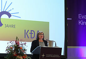 Renate Fallbrüg, Leiterin des KDA, erinnerte vor dem Plenum an die Anfänge und Weiterentwicklung des kirchlichen Fachdienstes