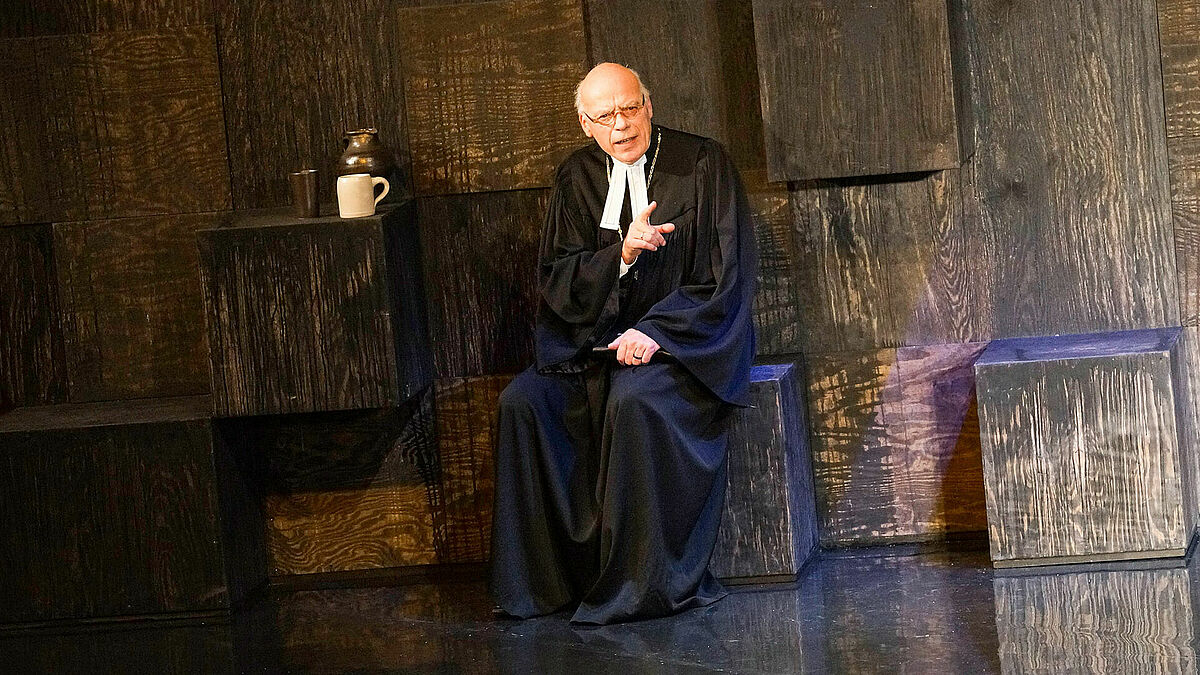 Landesbischof Gerhard Ulrich hielt eine Theaterpredigt zu "Luther" im Kieler Schauspielhaus