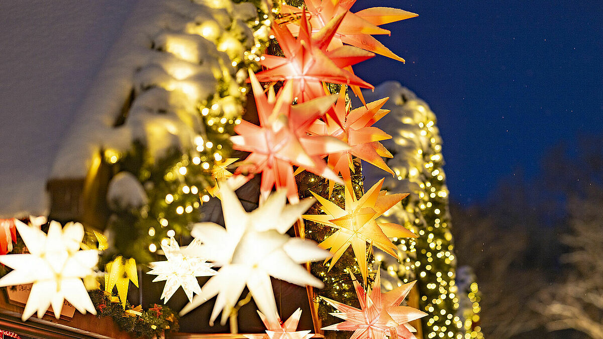 Der Weihnachtsmarkt erstrahlt in hellem Lichterglanz. Mittendrin am Kieler Bootshafen wird es am 1. Advent um 15 Uhr einen ökumenischen Gottesdienst geben. 