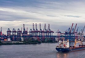 Hamburger Hafen mit Containerschiff