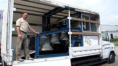 Olaf Sandkuhl aus Rostock tourt mit einem mobilen Carillon im Kleinlaster durch Deutschland.