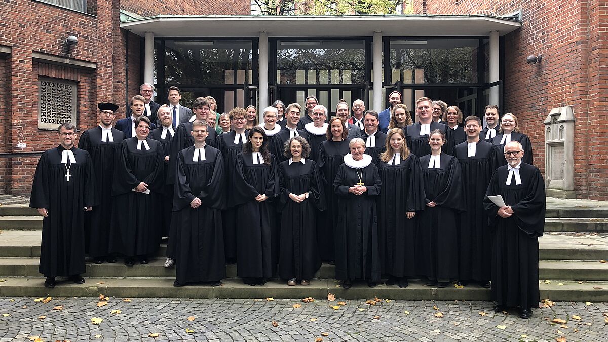 Nach dem Gottesdienst versammeln sich die frisch Ordinierten mit ihren Assistentinnen und Assistenten sowie der Bischöfin zum Gruppenfoto.