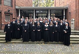 Nach dem Gottesdienst versammeln sich die frisch Ordinierten mit ihren Assistentinnen und Assistenten sowie der Bischöfin zum Gruppenfoto.