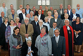 Die Ordinationsjubilare mit Bischof Tilman Jeremias (hinten Mitte) im Greifswalder Dom.