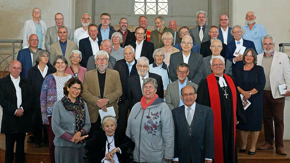 Die Ordinationsjubilare mit Bischof Tilman Jeremias (hinten Mitte) im Greifswalder Dom.