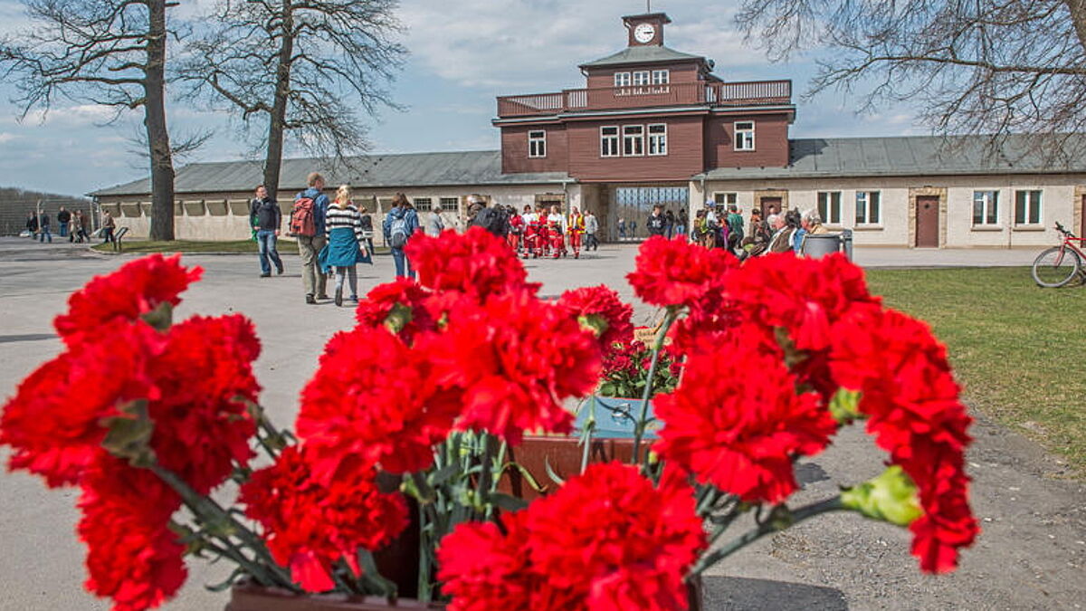 Blumen zum Gedenken an die mindestens 50.000 Toten des Konzentrationslagers Buchenwald