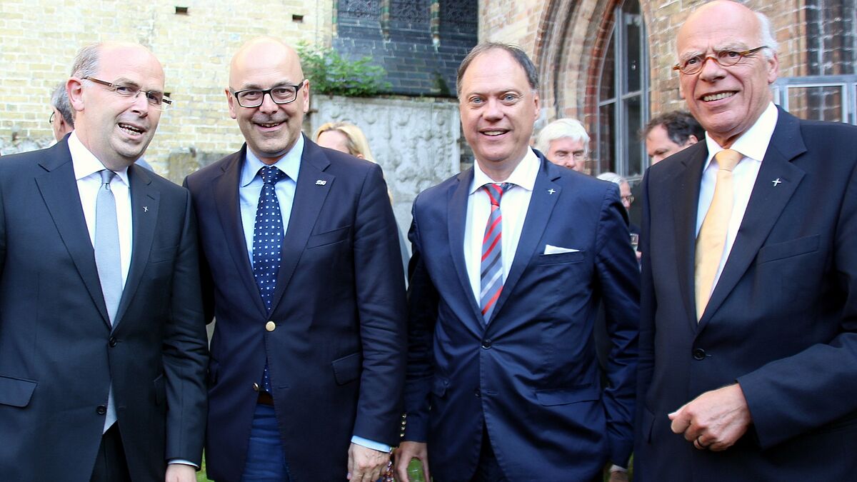 Beim Sommerempfang in Schleswig: Ministerpräsident Torsten Albig gemeinsam mit Landesbischof Gerhard Ulrich (rechts), Bischof Gothart Magaard (links) sowie dem Präses der Landessynode, Dr. Andreas Tietze