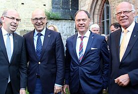 Beim Sommerempfang in Schleswig: Ministerpräsident Torsten Albig gemeinsam mit Landesbischof Gerhard Ulrich (rechts), Bischof Gothart Magaard (links) sowie dem Präses der Landessynode, Dr. Andreas Tietze