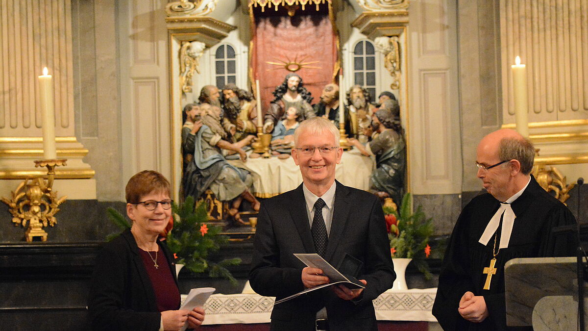 Pröpstin Johanna Lenz-Aude und Bischof Gothart Magaard gratulieren Henning Lüthke, Foto: Anja Pfaff/Kirchenkreis Schleswig-Flensburg