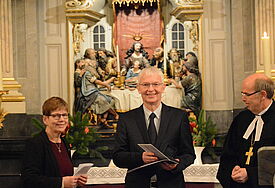 Pröpstin Johanna Lenz-Aude und Bischof Gothart Magaard gratulieren Henning Lüthke, Foto: Anja Pfaff/Kirchenkreis Schleswig-Flensburg