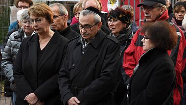 Landesbischöfin Kristina Kühnbaum-Schmidt (li.) mit Alexander Olschanski, Vorsitzender der Jüdischen Gemeinde Lübeck, bei der Mahnwache vor der Synagoge in Lübeck.