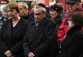 Landesbischöfin Kristina Kühnbaum-Schmidt (li.) mit Alexander Olschanski, Vorsitzender der Jüdischen Gemeinde Lübeck, bei der Mahnwache vor der Synagoge in Lübeck.