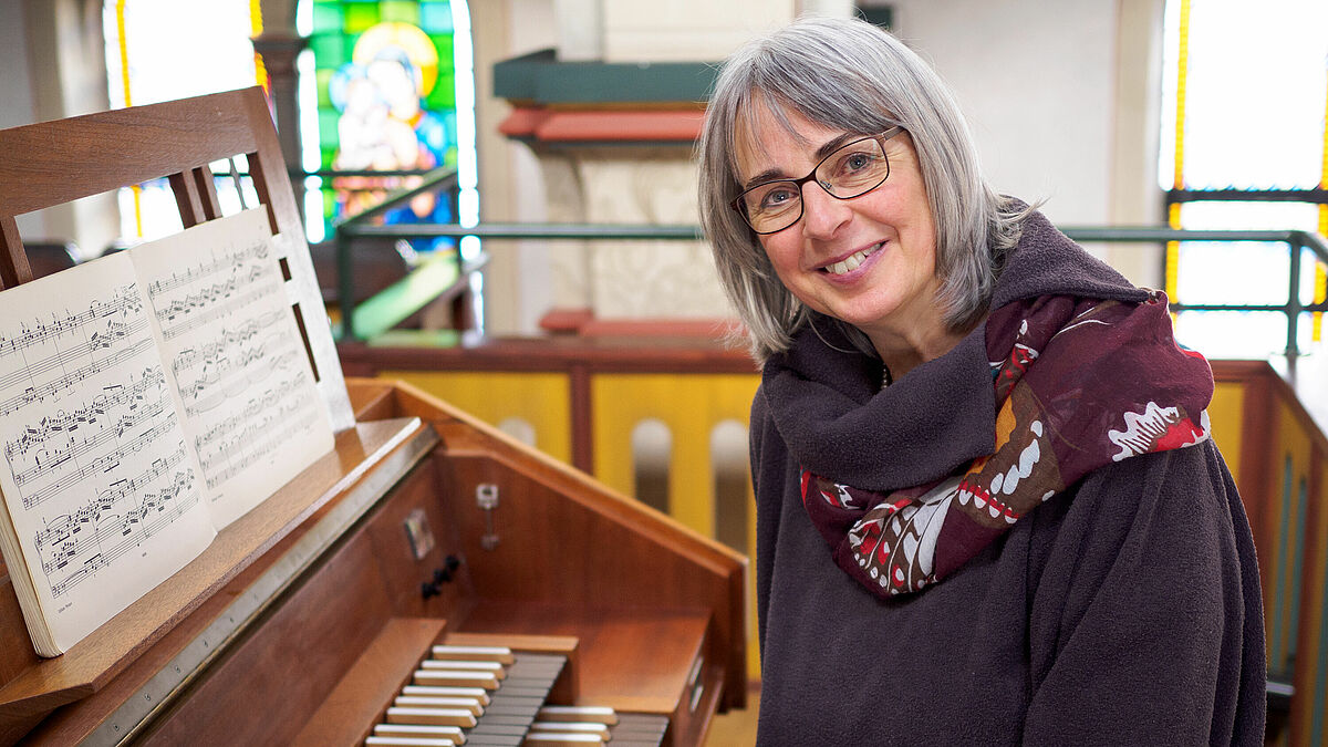 Kirchenmusikerin Maike Zimmermann - hier an der Orgel der Kirche St. Maria-St. Vicelin - freut sich auf Radfahrer, die in der Christuskirche in Einfeld Station machen.