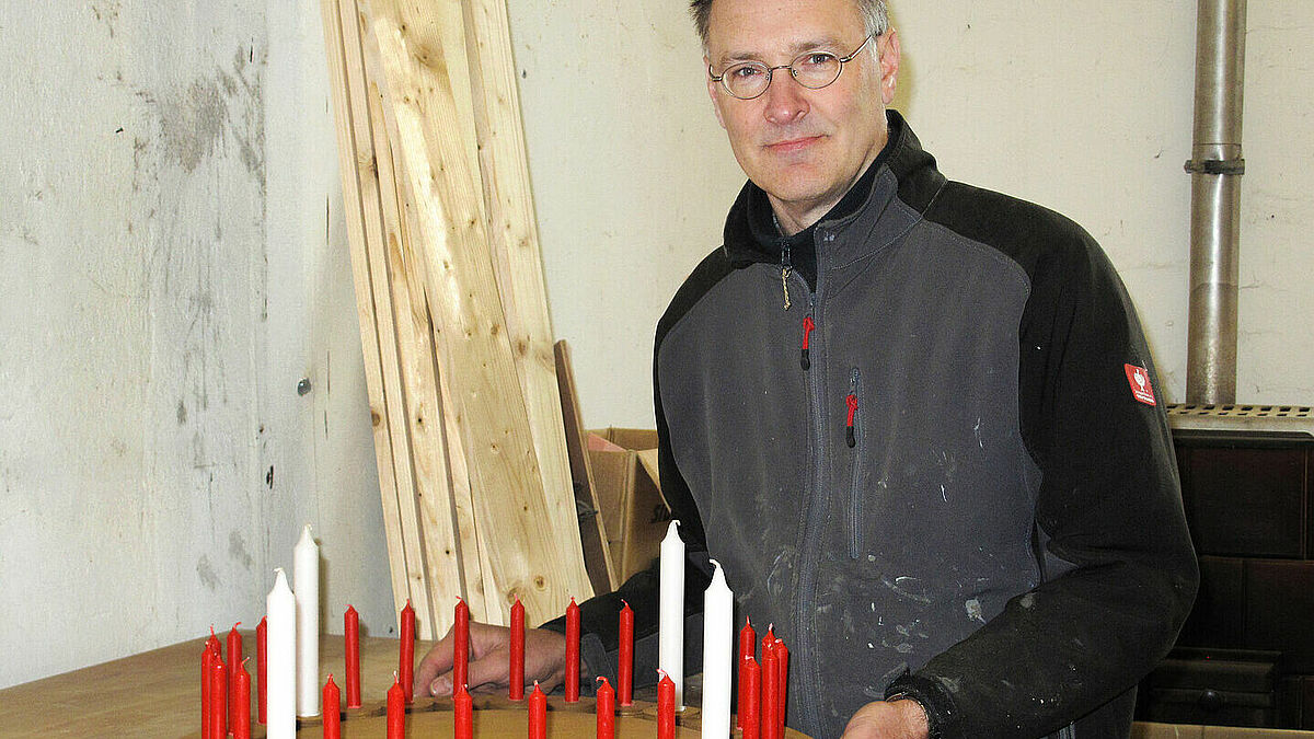 Der Greifswalder Bootsbauer Robert Schneider greift eine alte Tradition wieder auf: Er baut den Ur-Adventskranz mit mehr als 20 Kerzen nach dem Vorbild des Hamburger Theologen Wichern nach.