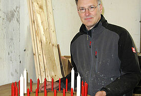 Robert Schneider mit Adventskranz