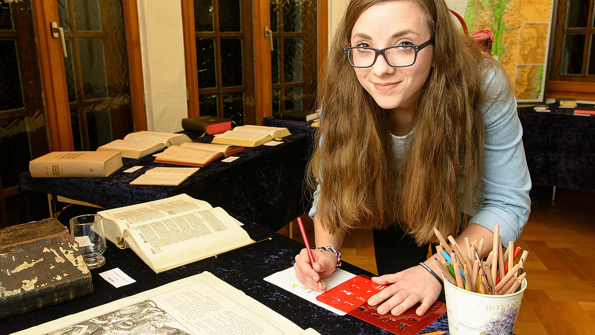 Der Name in Hieroglyphen: Annika Korzenietz versucht es mit einer Schablone in der Freikirche der Siebenten-Tags-Adventisten.