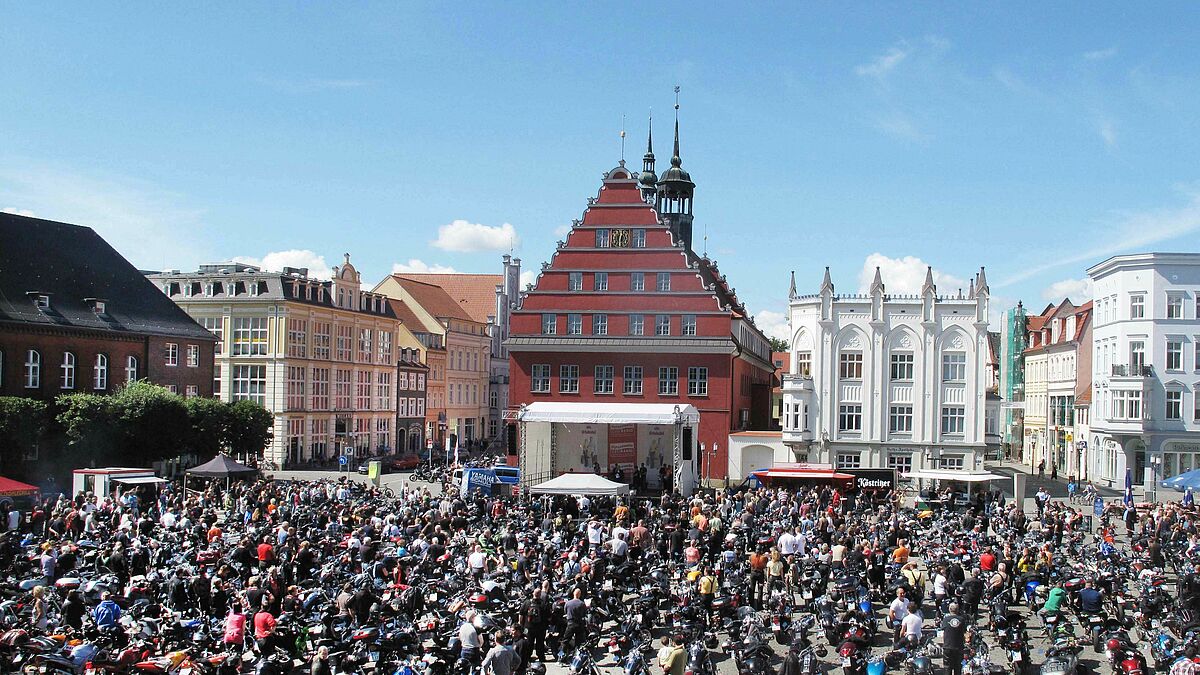 Seit 2012 gibt es den Greifswalder MOGO. Auch in diesem Jahr erwarten die Organisatoren wieder um die 1000 Biker:innen und Gäste. 