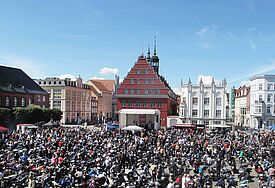 Voller Marktplatz beim ersten Bikergottesdienst 2012 in Greifswald