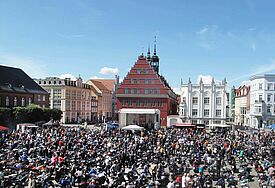 Voller Marktplatz beim MOGO 2012