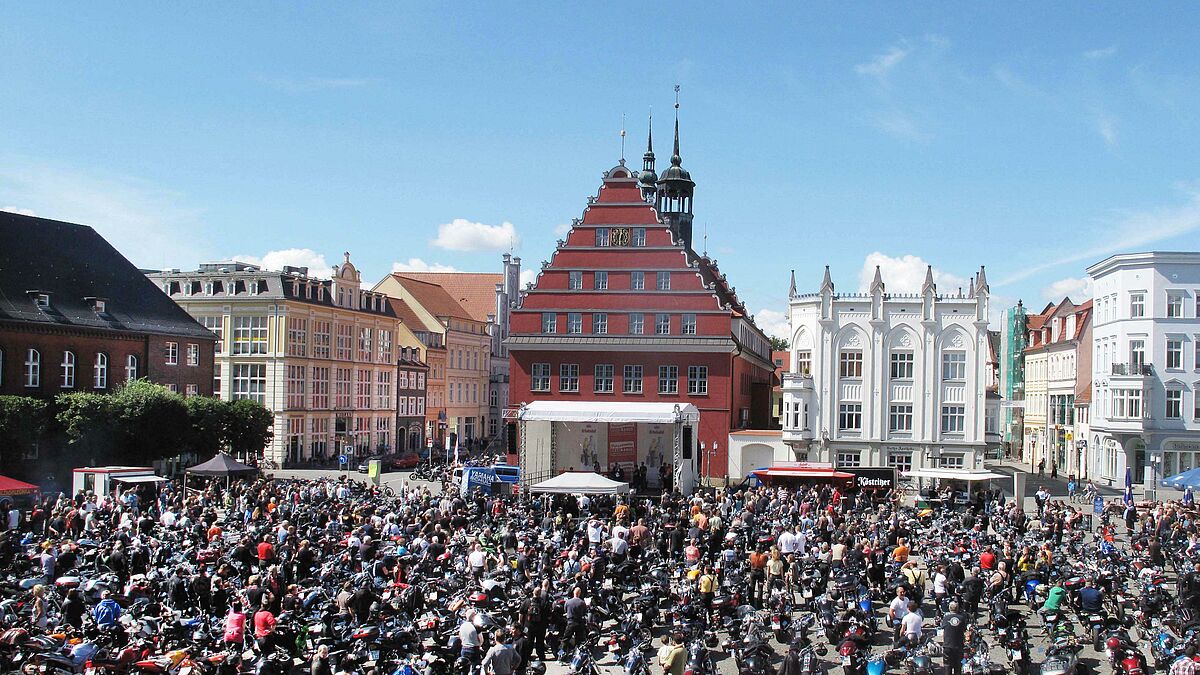Voller Marktplatz beim ersten Bikergottesdienst 2012 in Greifswald