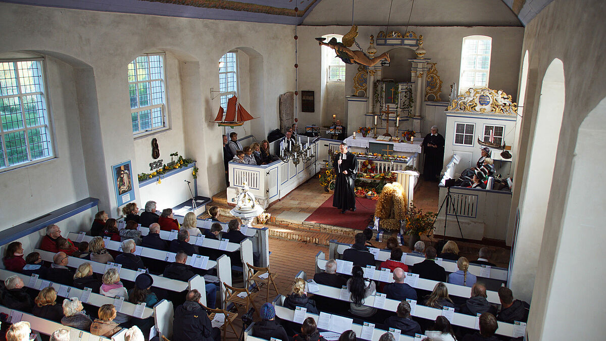 Pastor Dr. Konrad Glöckner begrüßt die Besucherinnen und Besucher im Gottesdienst