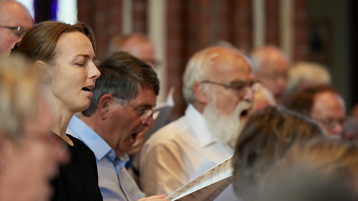 Ein Chor singt beim musikalischen Festgottesdienst zum Chorfest Dreiklang in der Schweriner Paulskirche.