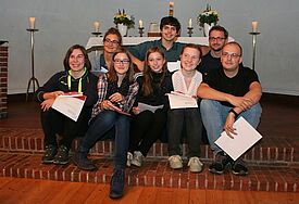 Erste Reihe v.l.: Antonia Berilla, Victoria Gorbatenko, Laura Gryga, Mareike Nehring, David Frank. Hinten: Wettbewerbssiegerin Kim Kamilla Jäger aus Greifswald, Sean Güttler und Christopher Türke