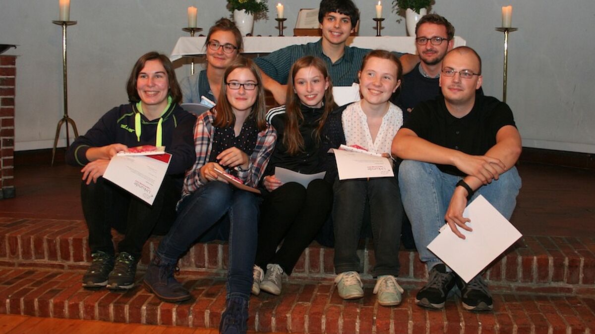 Erste Reihe v.l.: Antonia Berilla, Victoria Gorbatenko, Laura Gryga, Mareike Nehring, David Frank. Hinten: Wettbewerbssiegerin Kim Kamilla Jäger aus Greifswald, Sean Güttler und Christopher Türke