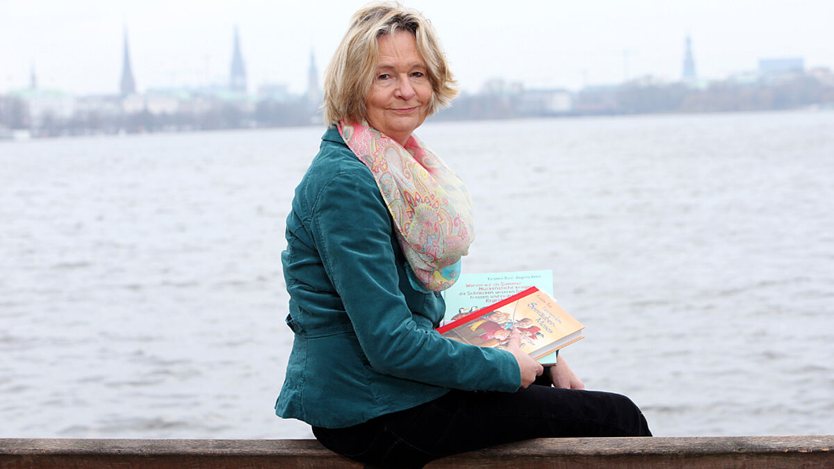 Die Hamburgerin Kirsten Boie – hier an der Alster – wird 65 Jahre alt