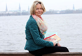 Die Hamburgerin Kirsten Boie – hier an der Alster – wird 65 Jahre alt