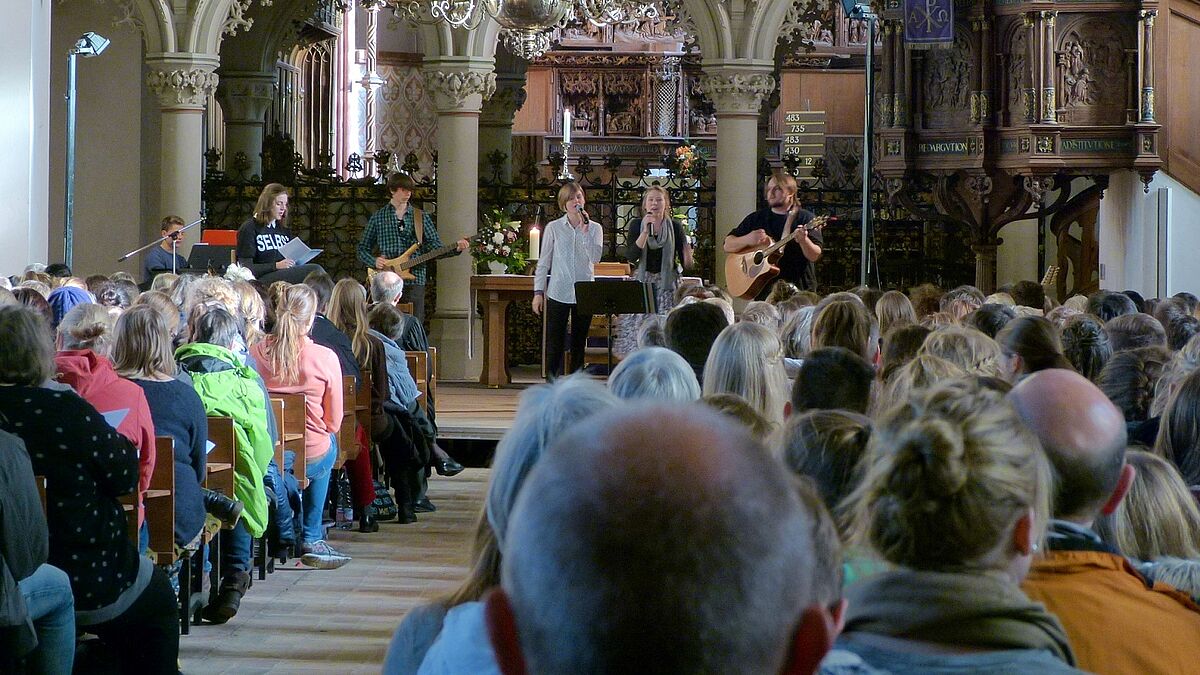 Mit viel Musik und szenischen Darbietungen wurde der Jugendgottesdienst am Buß- und Bettag im Schleswiger Dom gefeiert
