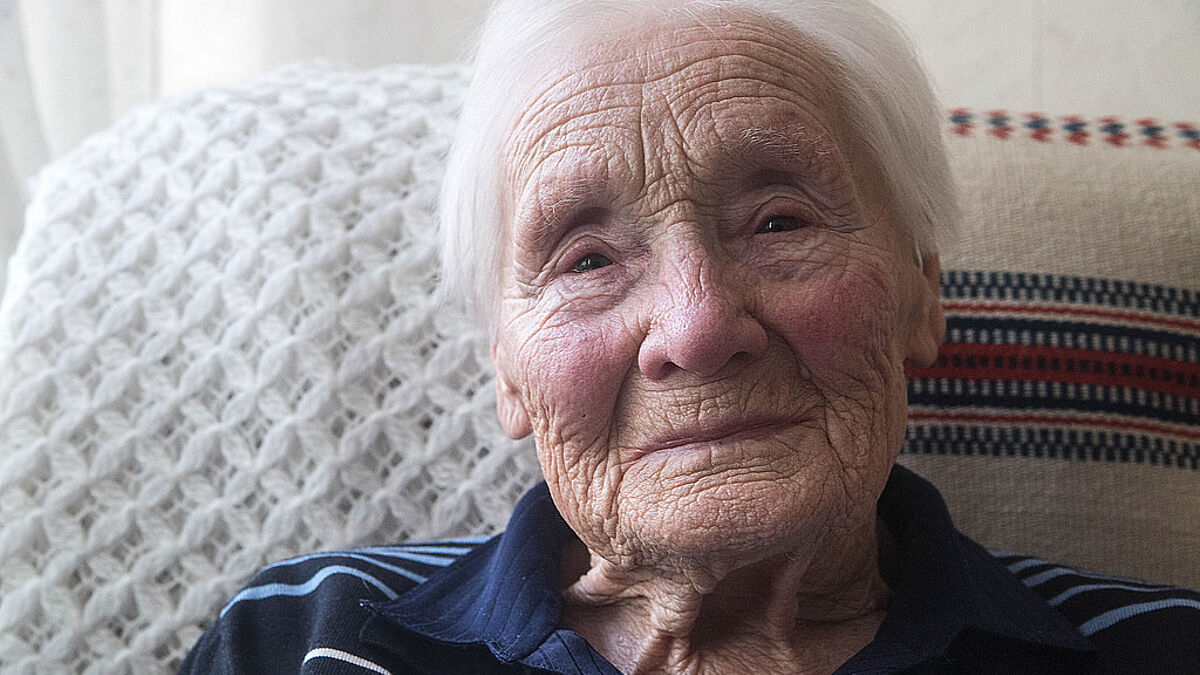 Elinor von W. ist eine der Seniorinnen, die Pastorin Inke Raabe für ihre Fotoreportage "Vom Mut alter Menschen" besucht hat