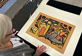 Heidi Busse zeigt ihr Lieblingsblatt im Archiv: „Große Kreuzigung“ aus dem Jahr 1913 von Wilhelm Morgner.