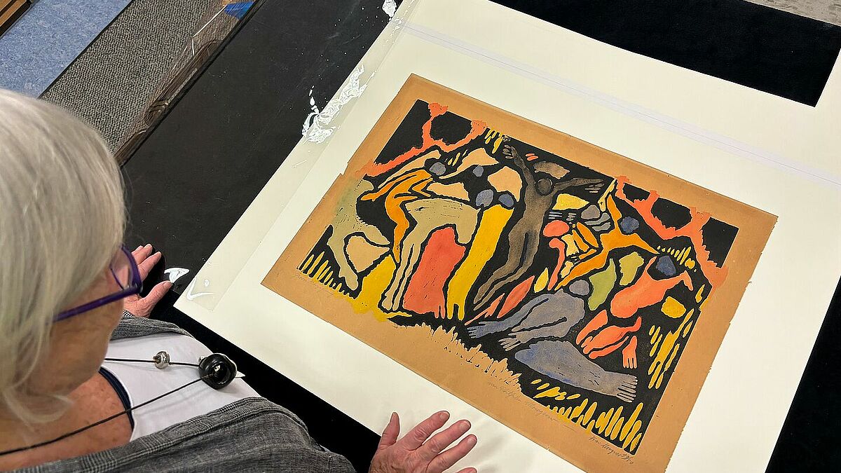 Heidi Busse zeigt ihr Lieblingsblatt im Archiv: „Große Kreuzigung“ aus dem Jahr 1913 von Wilhelm Morgner.